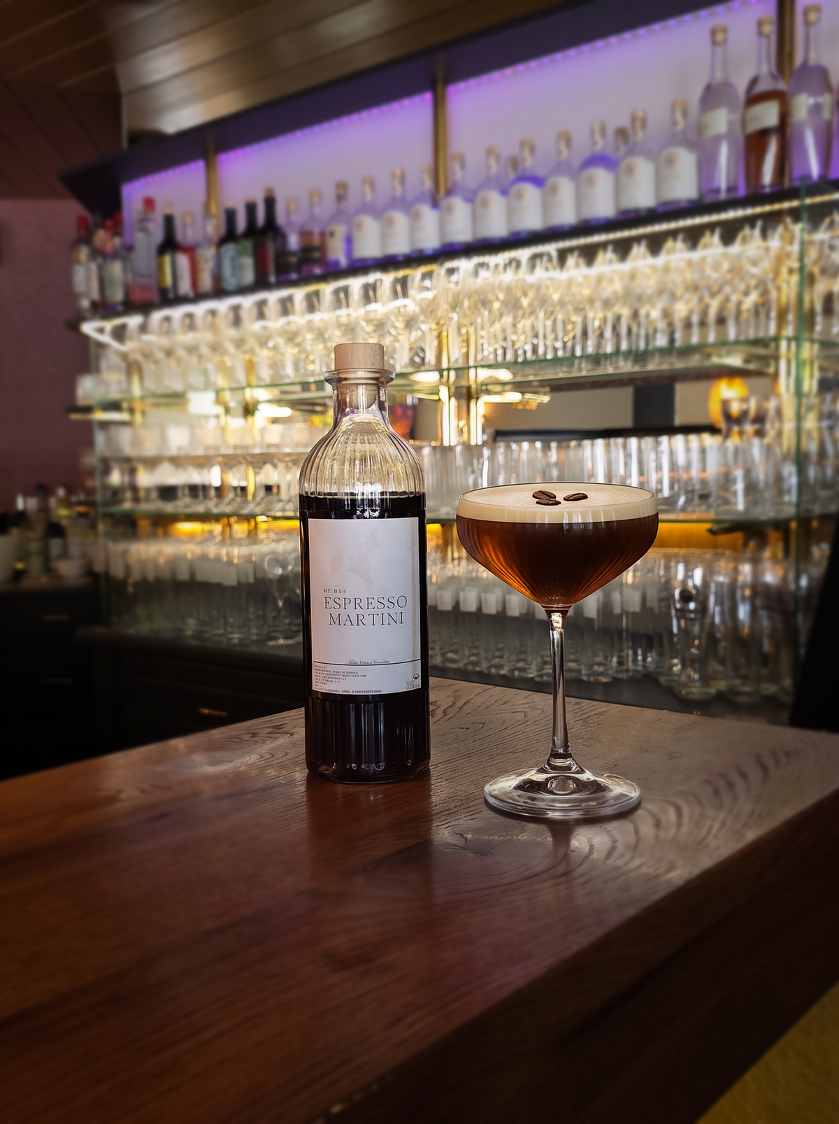 Espresso Martini Prebatch Erasmus Collection – Flasche und Coupe-Glas an der Bar
