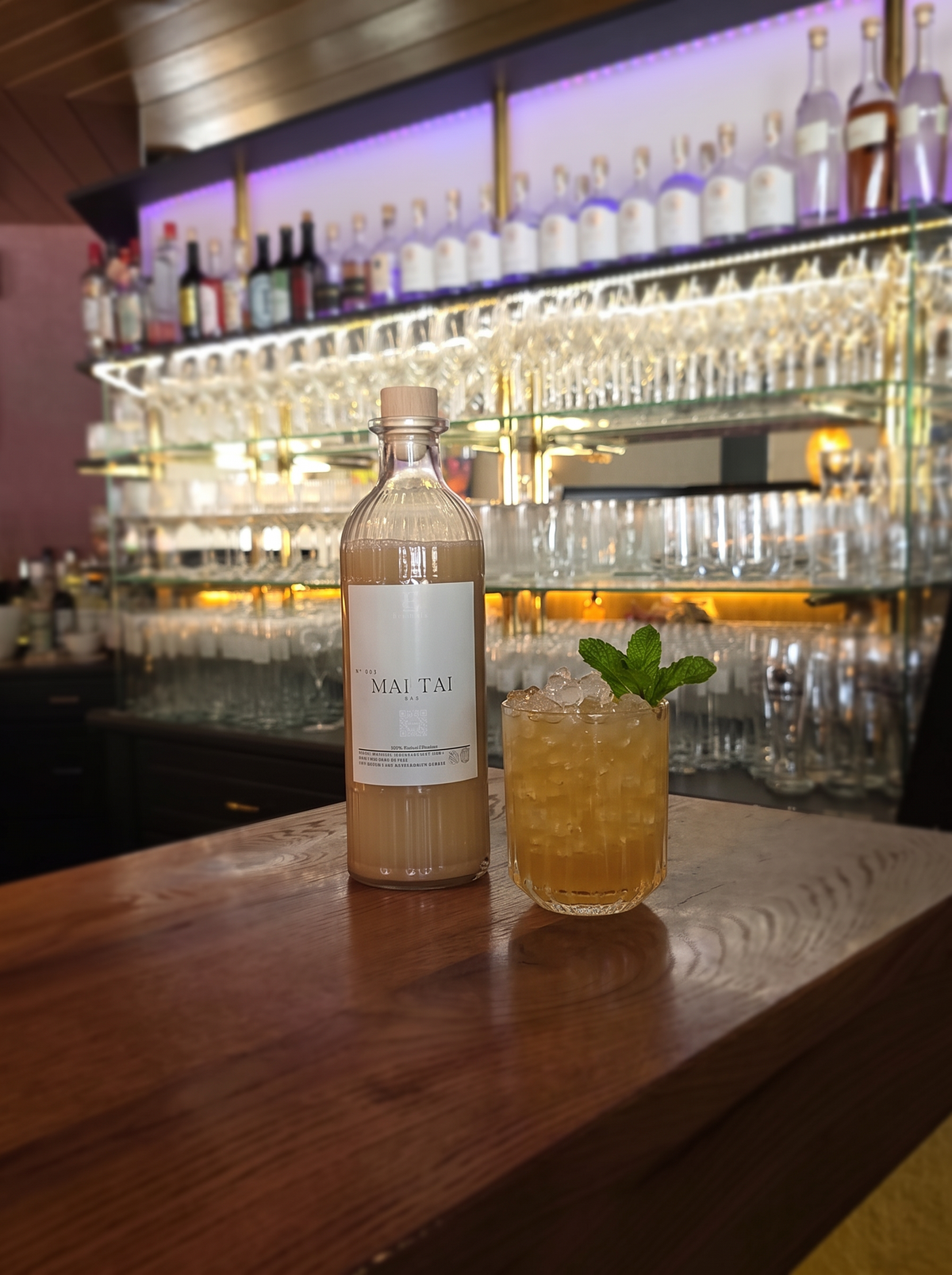 Mai Tai Prebatch Erasmus Collection – Flasche und Tumbler an der Bar