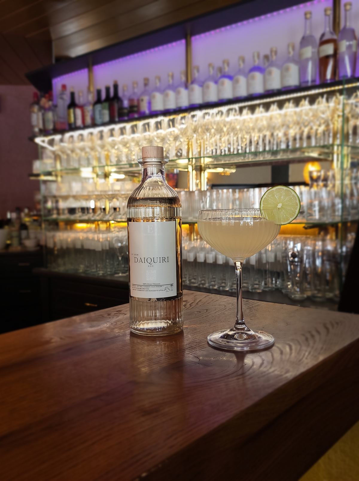 Daiquiri Prebatch Erasmus Collection – Flasche und Coupe-Glas an der Bar
