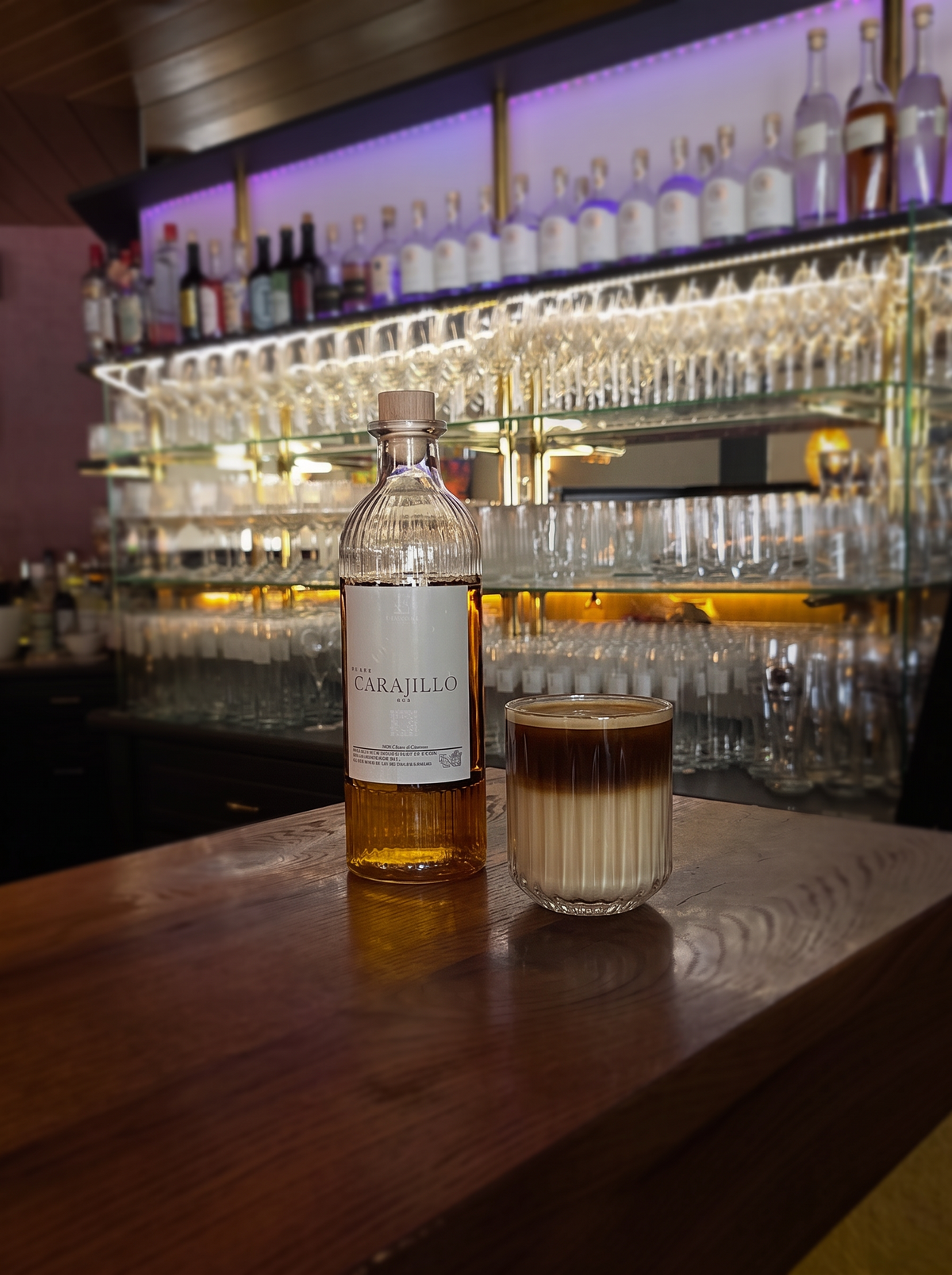 Carajillo Prebatch Erasmus Collection – Flasche und Tumbler an der Bar