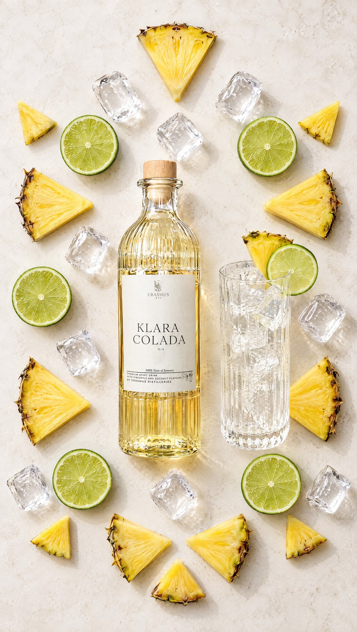 Klara Colada – editorisches Flatlay mit Ananas, Limetten und Eis