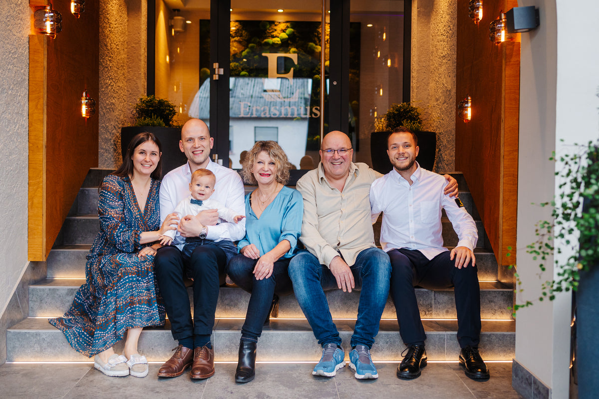 Familie Boesen vor dem Eingang des Hotel Erasmus in Trassem