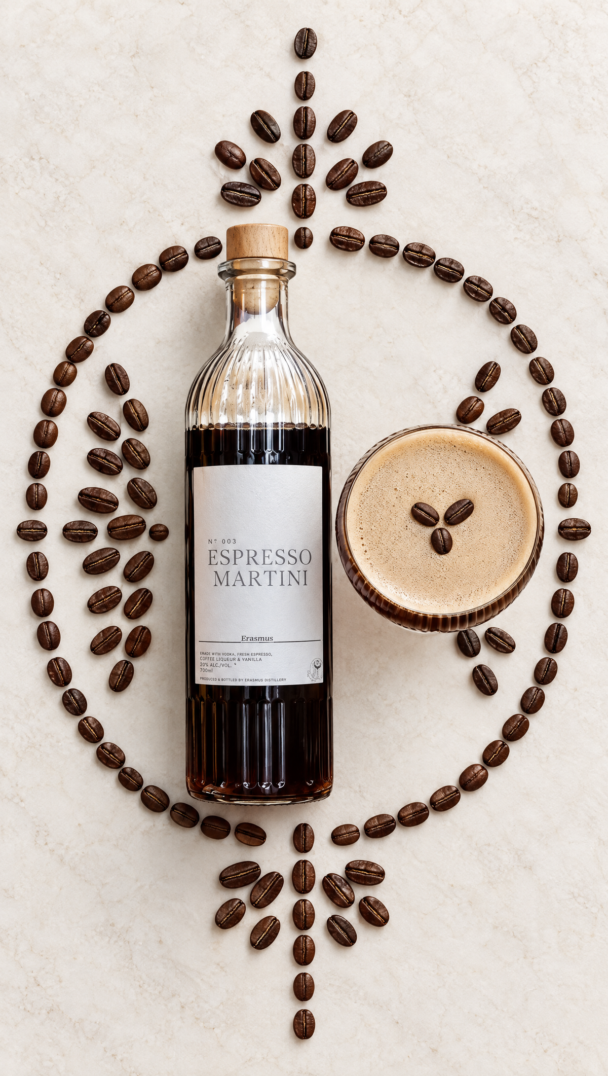 Espresso Martini – Flatlay mit Kaffeebohnen