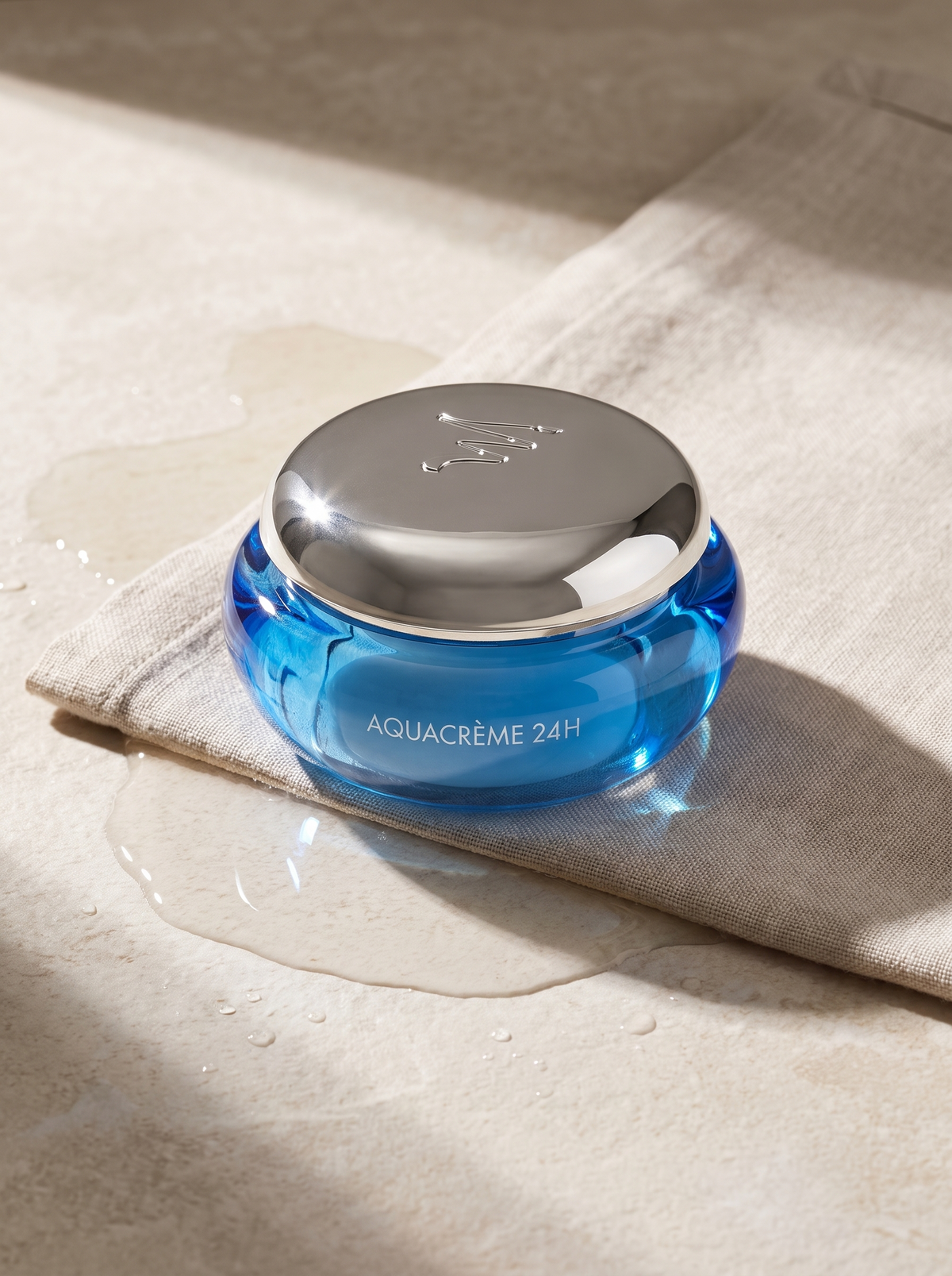 Ingrid Millet Aquacrème 24H – Spa-Mood auf Leinen mit Wassertropfen im Sonnenlicht