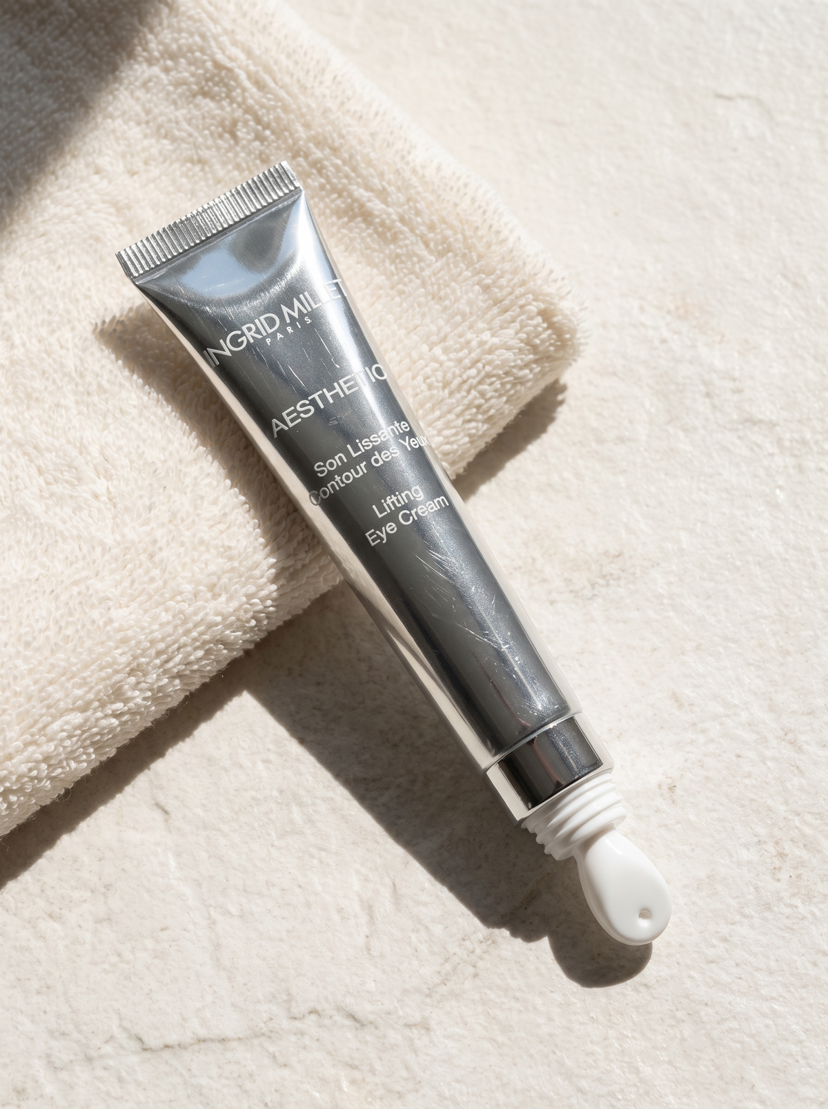 Ingrid Millet Soin Lissant Contour des Yeux – Spa-Mood auf Handtuch im Sonnenlicht