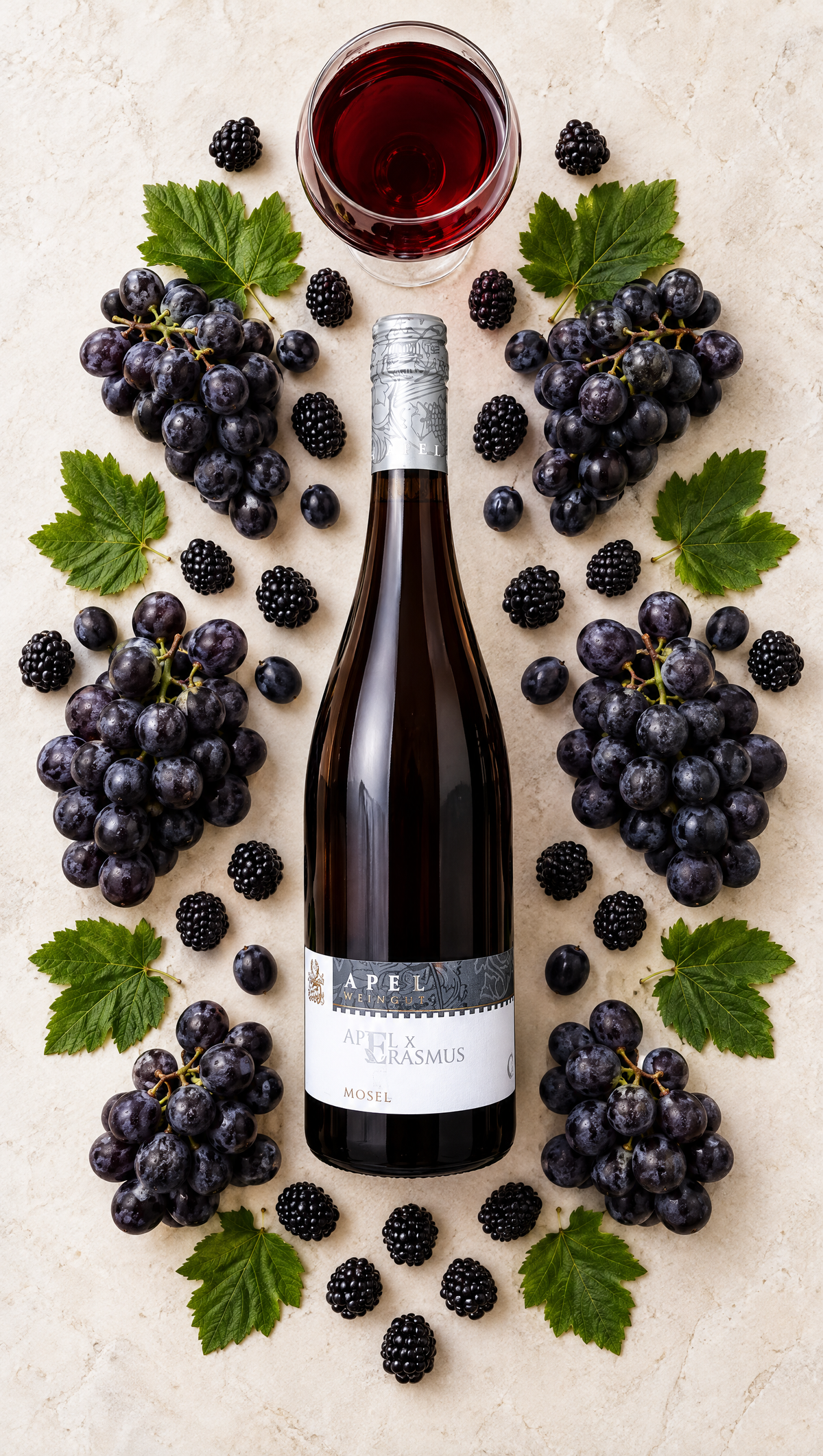 Apel × Erasmus Rotwein – Flatlay mit Trauben und Brombeeren