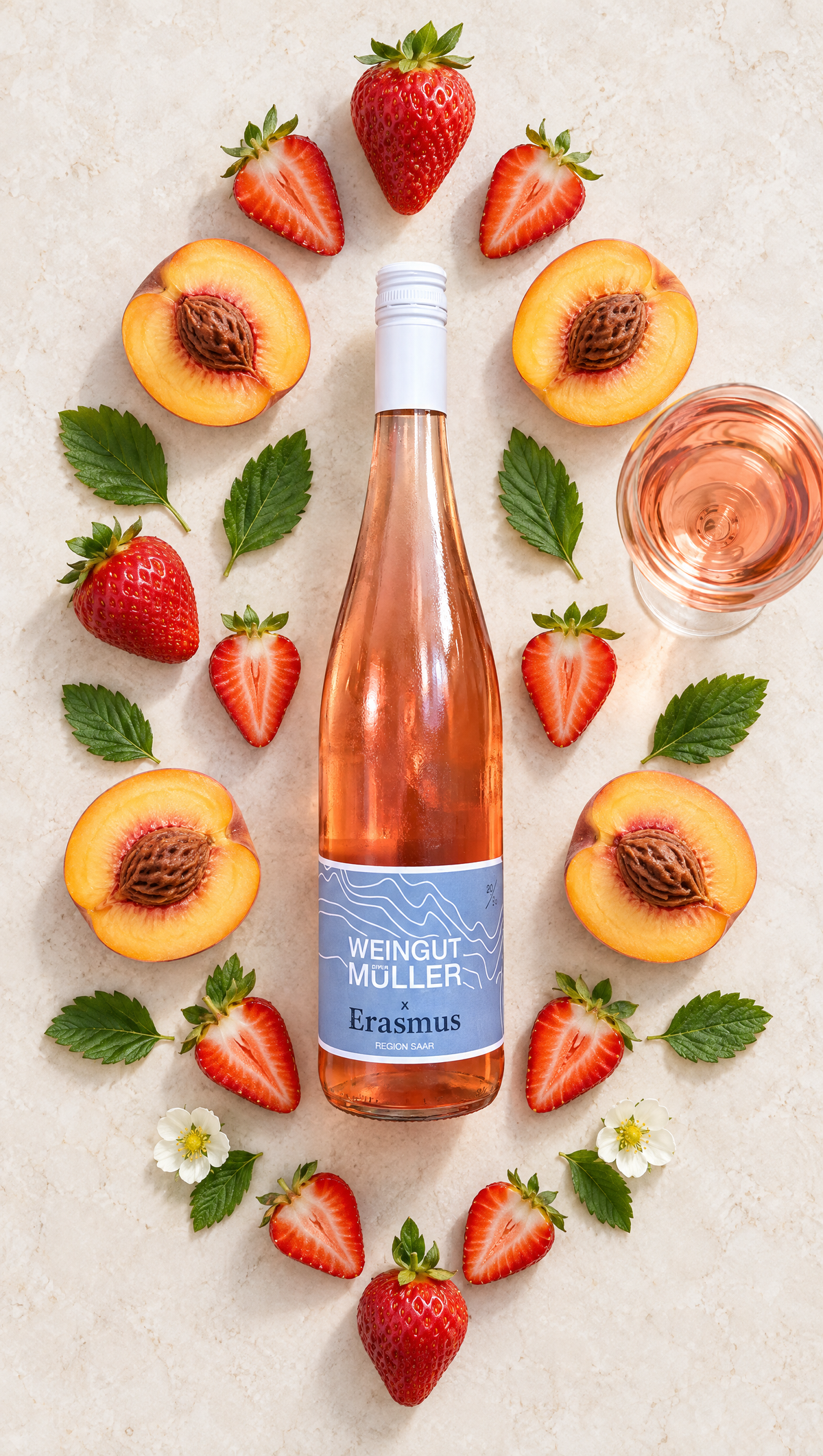 Weingut Stefan Müller × Erasmus Rosé – Flatlay mit Erdbeeren und Pfirsichen
