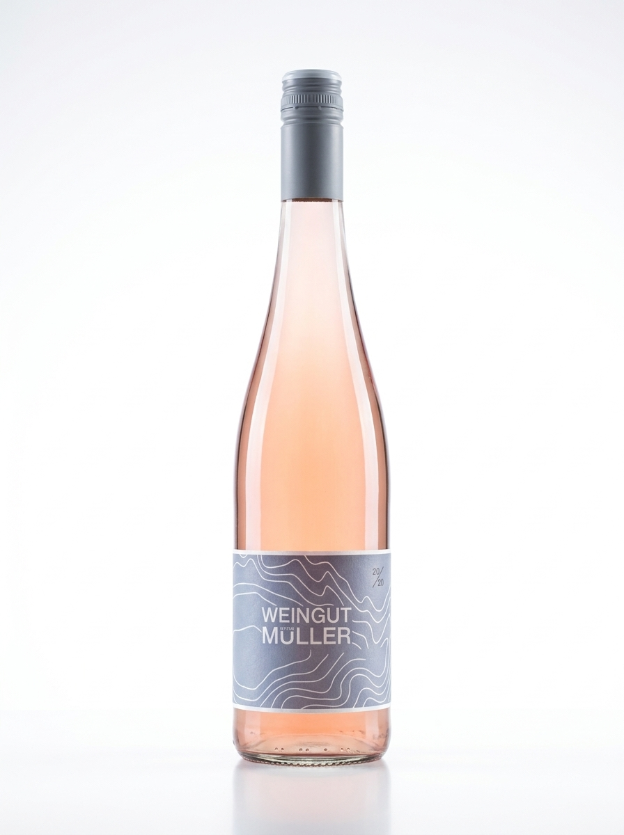 Weingut Stefan Müller × Erasmus Rosé – Flasche und Glas im Sonnenlicht