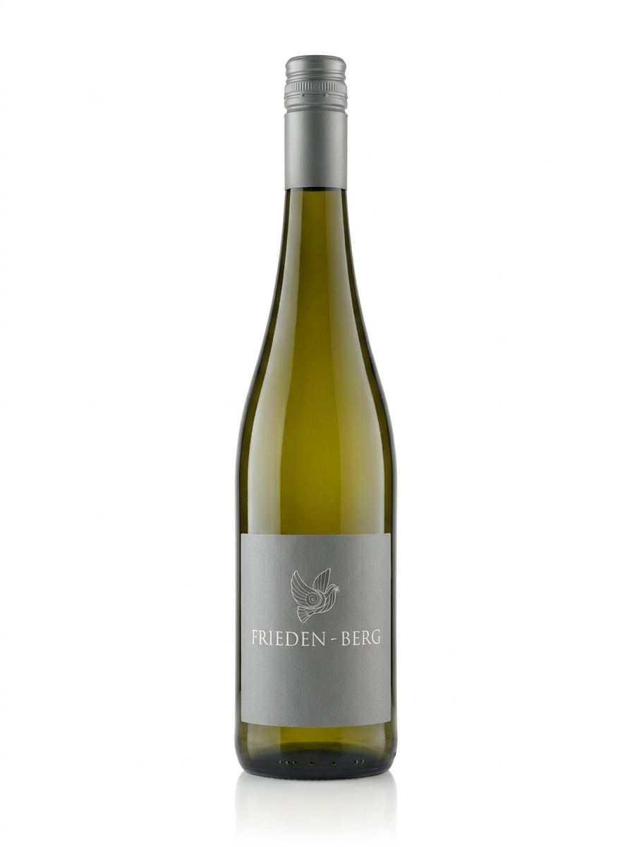 Frieden-Berg × Erasmus Sauvignon Blanc – Flasche und Glas im Sonnenlicht