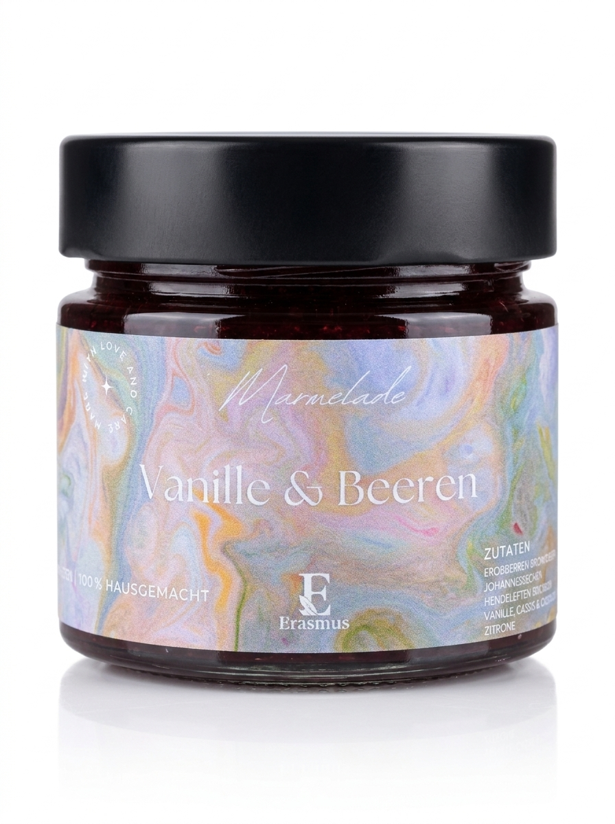 Marmelade Vanille & Beeren – Glas mit Brot und Beeren im Sonnenlicht