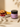 Marmelade Himbeere & Orange – Glas mit Croissant und Himbeeren im Sonnenlicht