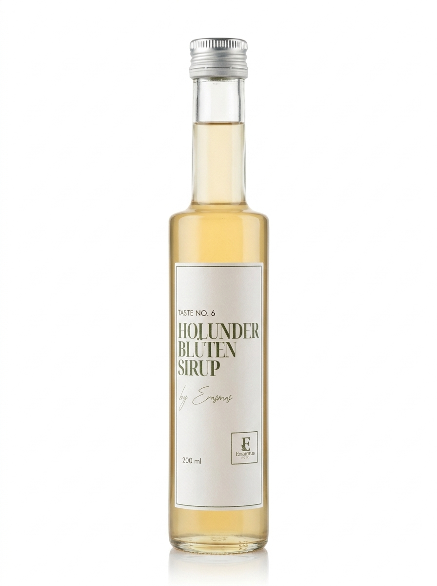 Holunderblütensirup by Erasmus – Flasche mit Hugo und Holunderblüten im Sonnenlicht