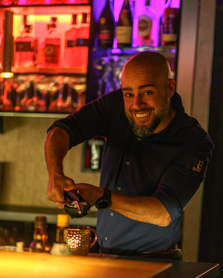 Barkeeper der Pure weinBAR beim Mixen