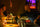 Gäste an der Theke der Pure weinBAR im Hotel Erasmus