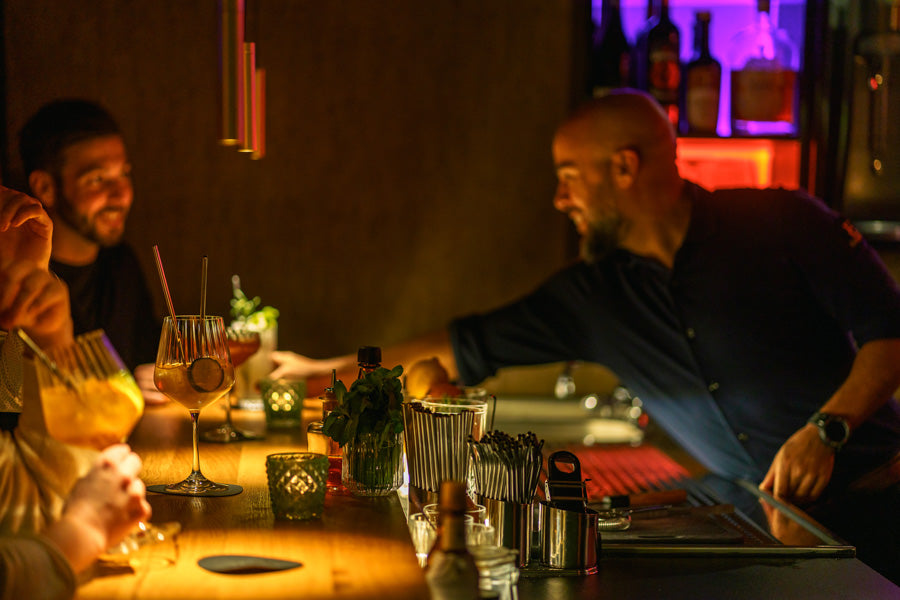Gäste an der Theke der Pure weinBAR im Hotel Erasmus
